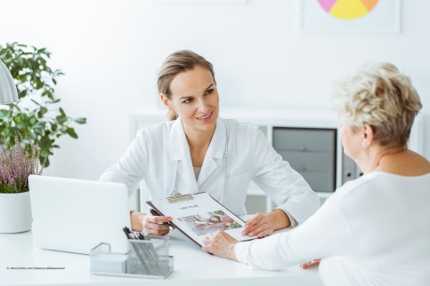 Auf DocInsider gefundene Premium-Ärztin im Gespräch mit einer zufriedenen Patientin.